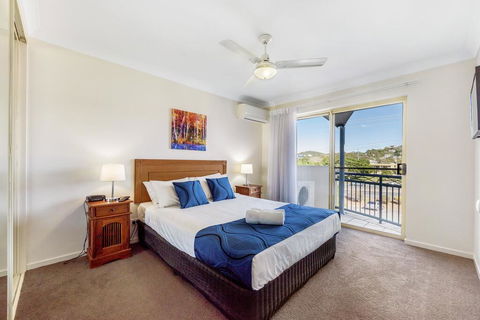 Golden Riviera Absolute Beachfront Resort - Tourism Gold Coast 3