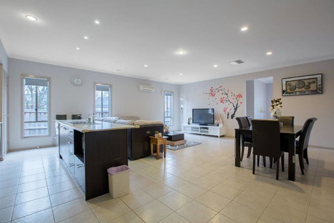 Gorgeous 4BR Home In Point Cook - Tourism Gold Coast 3