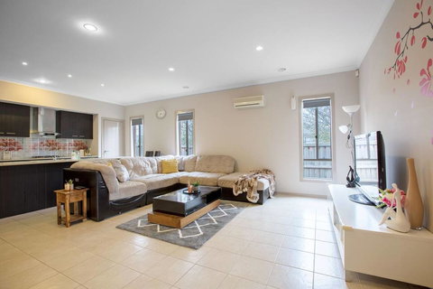 Gorgeous 4BR Home In Point Cook - Tourism Gold Coast 1
