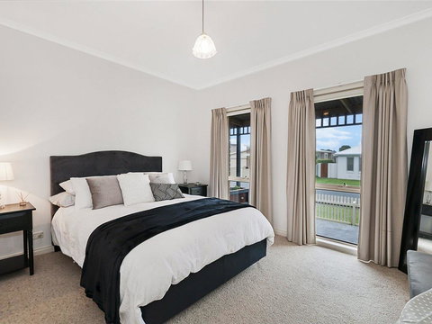 GUILDFORD COTTAGE - Tourism Gold Coast 0