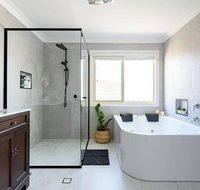 Hamptons Waterfront Getaway - Gold Coast