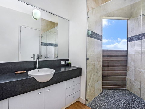 HEARN'S BEACH HOUSE - Tourism Gold Coast 3