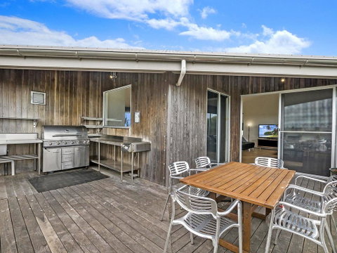 HEARN'S BEACH HOUSE - Tourism Gold Coast 1