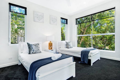 HOLIDAY HOME - 6 BEDROOMS CLOSE TO TOWN - Tourism Gold Coast 1