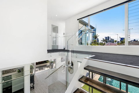 HOLIDAY HOME - 6 BEDROOMS CLOSE TO TOWN - Tourism Gold Coast 2