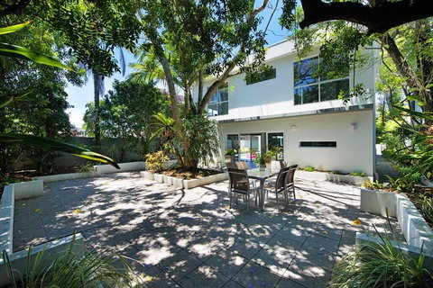 HOLIDAY HOME - 6 BEDROOMS CLOSE TO TOWN - Tourism Gold Coast 0