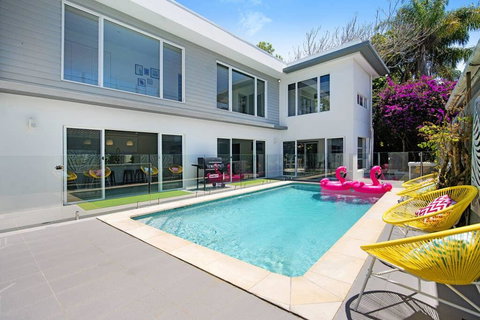 HOLIDAY HOME - 6 BEDROOMS CLOSE TO TOWN - Tourism Gold Coast 3