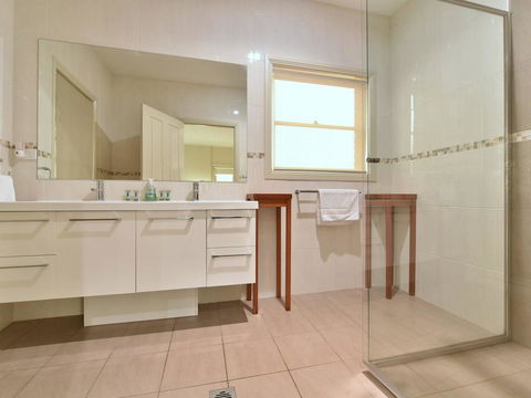 King I - You Can Honestly Walk To Bimbadgen And Hope Estate Concerts - Tourism Gold Coast 3