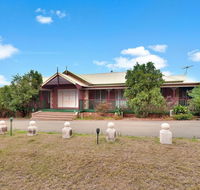 King Retreat Estate - you can honestly walk to Bimbadgen and Hope Estate concerts - Tourism Gold Coast