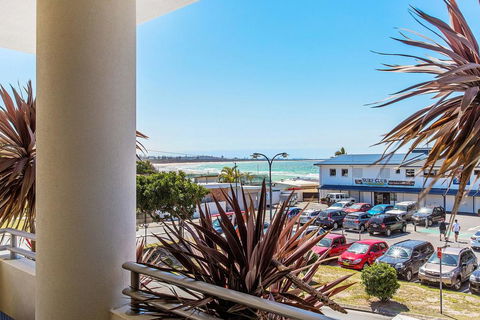 KINGSCLIFF OCEAN FRONT TERRACE 4 - Tourism Gold Coast 1