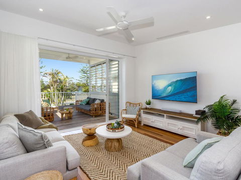KINGY BEACH HOUSE @ 162 - Tourism Gold Coast 0