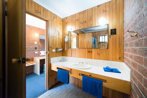 Kookaburra Motor Lodge - Tourism Gold Coast 1