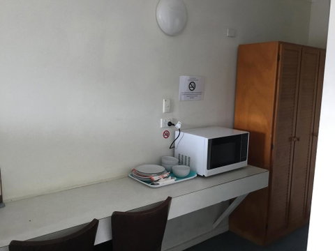 Kooyong Hotel - Tourism Gold Coast 1