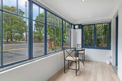 KOZYGURU ARNCLIFFE SYDNEY AIRPORT RENOVATED COTTAGE 3 BED HOUSE NAR232 - Tourism Gold Coast 2