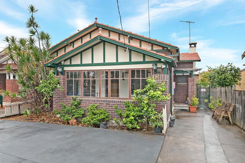 KOZYGURU ARNCLIFFE SYDNEY AIRPORT RENOVATED COTTAGE 3 BED HOUSE NAR232 - Tourism Gold Coast 3