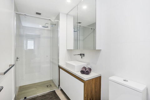 KOZYGURU FORTITUDE VALLEY 2 BED DESIGNER APT + FREE PARKING QFV179-803 - Tourism Gold Coast 2