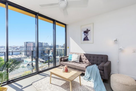 KOZYGURU FORTITUDE VALLEY AMAZING VIEW 2BED APT + FREE PARKING QFV010 - Tourism Gold Coast 0