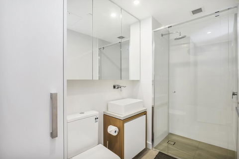 KOZYGURU FORTITUDE VALLEY DESIGNER GRADE 2 BED APT FREE PARKING QFV179-1401 - Tourism Gold Coast 1