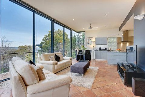 Kylakin - Derwent River, Waterfront Views, Tennis Court, Foxtel - Tourism Gold Coast 1