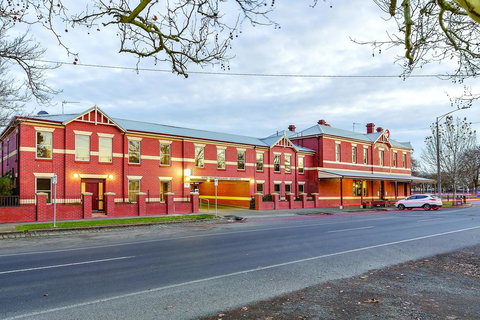 Lake Inn - Ballarat - Tourism Gold Coast 0