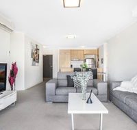 Lakeside Family Oasis with Pool Gym and Balcony - Gold Coast