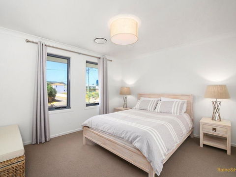 Lakeside Luxury - 13 Lake Street - Tourism Gold Coast 3