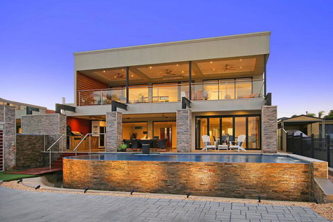 Lang Street Luxury Retreat - Mulwala - Tourism Gold Coast 1