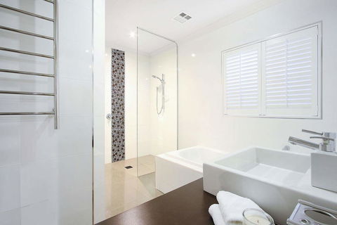 Lang Street Luxury Retreat - Mulwala - Tourism Gold Coast 2