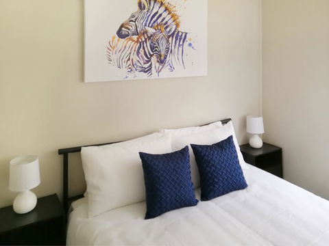 Large 5-Bedroom House With Wifi & Netflix Close To Taronga Western Plains Zoo - Tourism Gold Coast 2