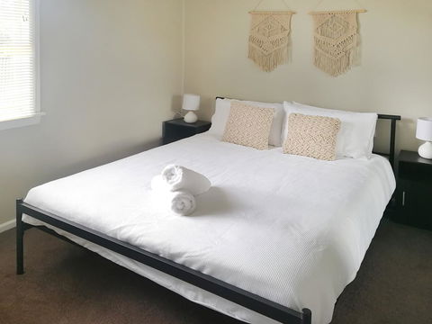 Large 5-Bedroom House With Wifi & Netflix Close To Taronga Western Plains Zoo - Tourism Gold Coast 3
