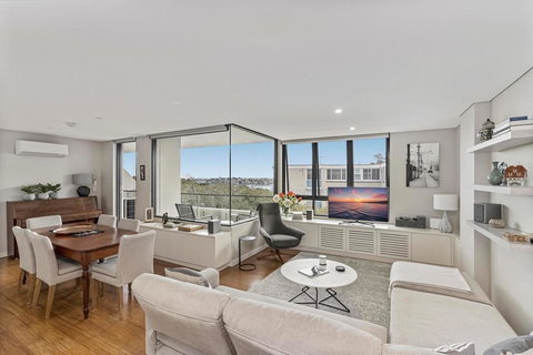 Light Filled Apartment With Sweeping Harbour Views - Tourism Gold Coast 0