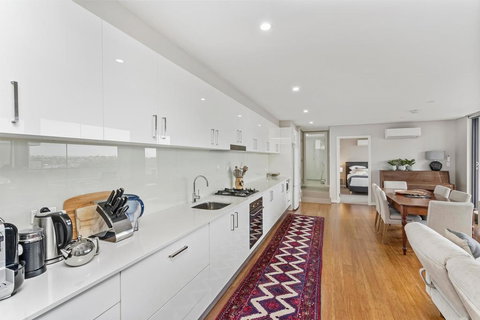 Light Filled Apartment With Sweeping Harbour Views - Tourism Gold Coast 2