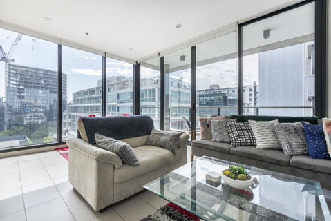 LIGHT, AIRY, SPACIOUS QUEENS ROAD APARTMENT - Tourism Gold Coast 0