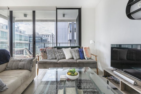 LIGHT, AIRY, SPACIOUS QUEENS ROAD APARTMENT - Tourism Gold Coast 2