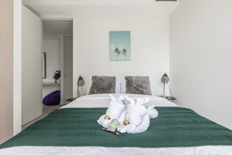 LIGHT, AIRY, SPACIOUS QUEENS ROAD APARTMENT - Tourism Gold Coast 3