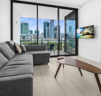 Luxe Apartment with Balcony and Pool Near Galleries - Tourism Gold Coast