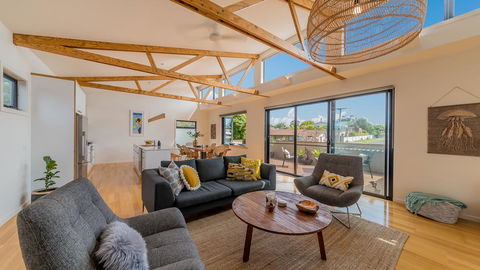 Luxe Townhouse - Linen/WiFi Included - Tourism Gold Coast 1