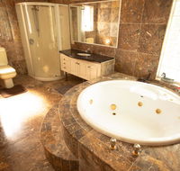 Luxuary self-contained living with Spa. - Tourism Gold Coast