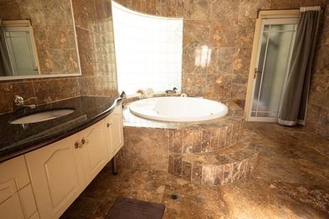 Luxuary Self-contained Living With Spa. - Tourism Gold Coast 3