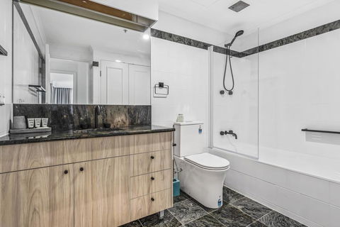Luxurious Harbour View Apartment Steps From City - Tourism Gold Coast 3