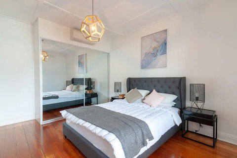Luxurious Historic Home With Harbour Bridge Views - Tourism Gold Coast 3