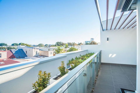 Luxurious Townhouse With Natural Light In Rosebery - Tourism Gold Coast 1