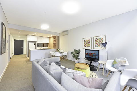 Luxury 1 Bedroom + 1 Study With 1 Parking - Tourism Gold Coast 0