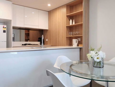 Luxury 1 Bedroom + 1 Study With 1 Parking - Tourism Gold Coast 2