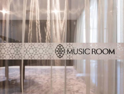 Luxury 1 Bedroom + 1 Study With 1 Parking - Tourism Gold Coast 3