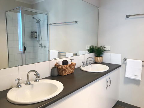 Luxury 4BR Home With KING Bed Lakes Entrance - Tourism Gold Coast 0