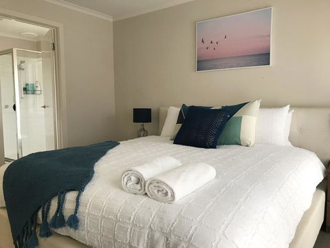 Luxury 4BR Home With KING Bed Lakes Entrance - Tourism Gold Coast 3