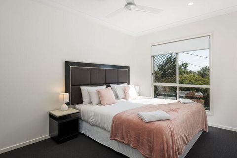 Luxury Home Close To Sleemans, QE2 Hospital & Griffith Uni - Tourism Gold Coast 2
