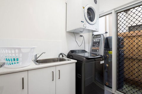 Luxury Home Close To Sleemans, QE2 Hospital & Griffith Uni - Tourism Gold Coast 1