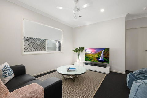 Luxury Home Close To Sleemans, QE2 Hospital & Griffith Uni - Tourism Gold Coast 0